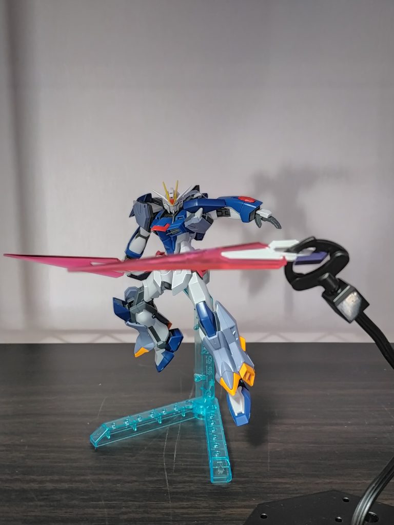 武装は、アースシャイニングエッジブーメラン、ネオビームサーベル、ネオビームシールド、アースレールガン、30mm近接防御機関砲。