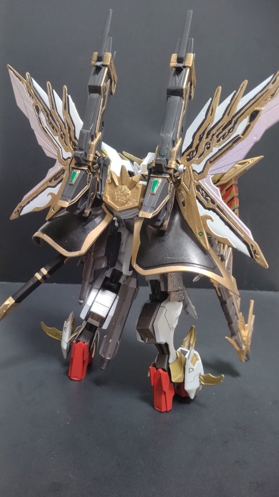 後ろの羽の薄いピンク部分はトランザムホロレッドで塗装しているので、光の加減で7色に変化します。