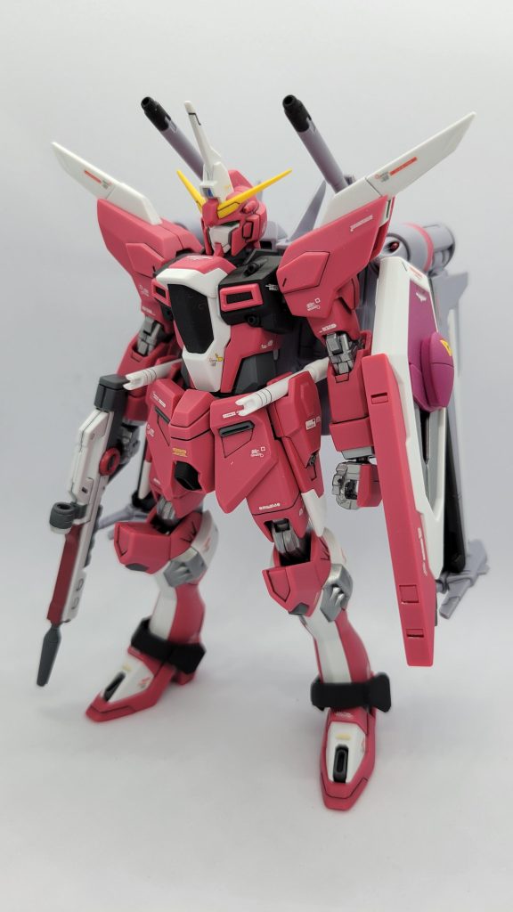 スラスターの内側やビームライフルなど色の足りない箇所を部分塗装しています