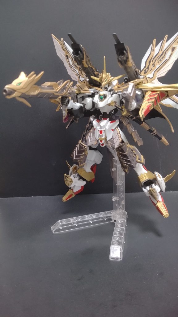 肩が出っ張り過ぎているので干渉を避けて慎重に前に出せばフルバーストみたいな姿勢も取れます。