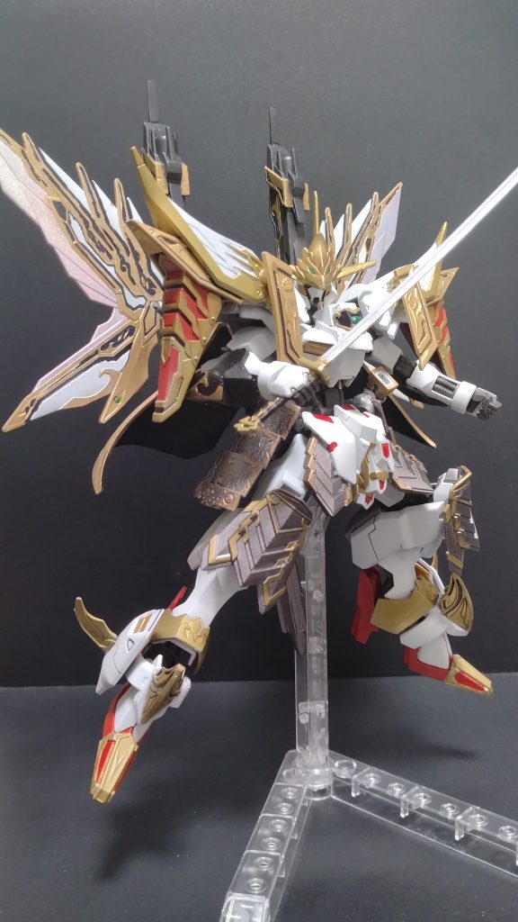 刀はレッドフレームのガーベラストレートを拝借。刃の部分は4アーティストマーカーのシルバーで輝きを出し、背の部分は月光蝶ホロシルバーで虹色に光ります。(蛍光灯の影響でわかりにくいですがw)