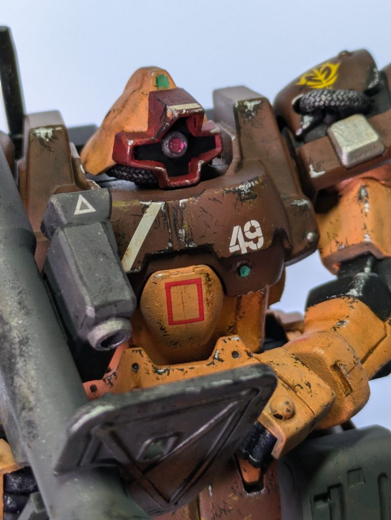 胸元にワンポイントの強い色である白を配置することでそこに視線を誘導させ印象付けます。明度の低い焦げ茶に対する明度の高い白は効果的かと思います。