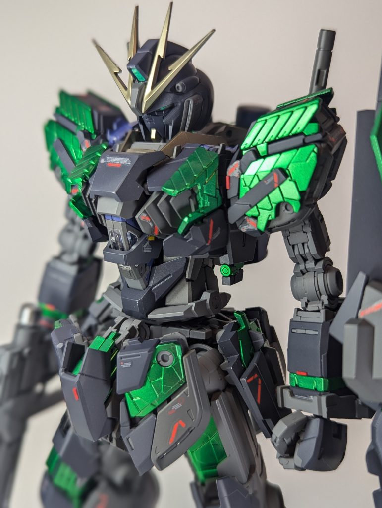 顔はνガンダムに似てイケメンですね