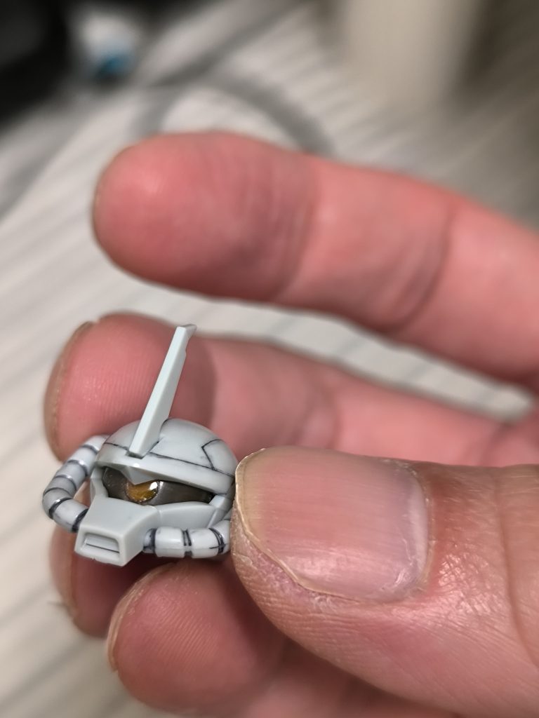 モノアイを変えてみましたが色がオレンジみたいになりました。色はピンクでしたがw頭もスジ彫りを入れてみました。