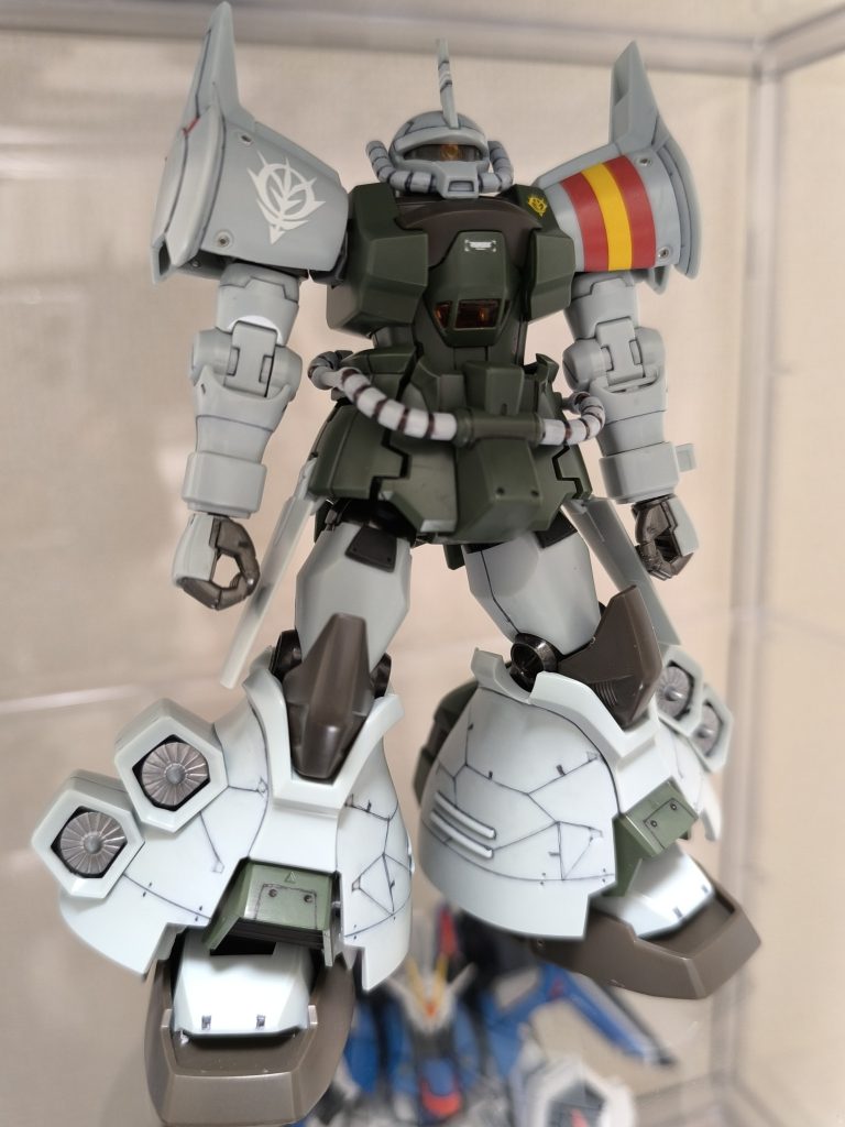 太ももにプラ版で装甲を追加。両肩に金属パーツを埋めてみました。これは簡単なので最近ハマってますw