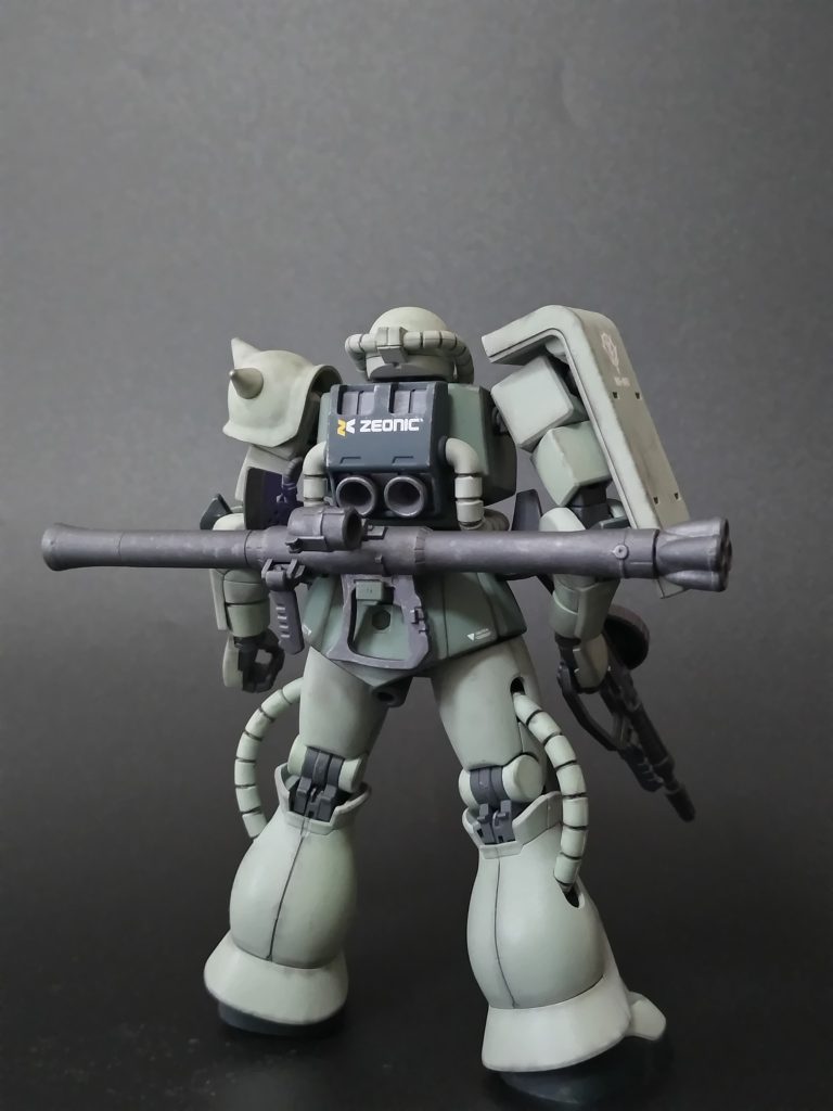 正面&バックショット。緑寄りの成形色だったのですが好みの都合で淡く調整しました。MGのver2.0を参考にしています。ウェザリングはタミヤのウェザリングマスターCを使いました。