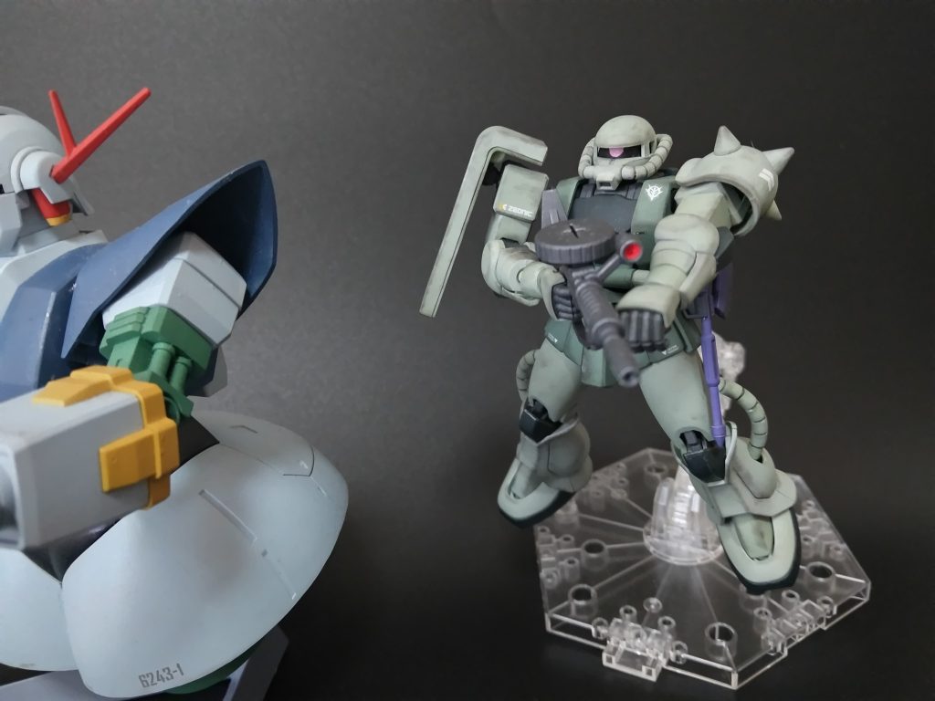 上官に随伴のイメージで。初出撃なので汚れていないジオングに対しザクは使い込まれてボロボロになったと妄想しています。