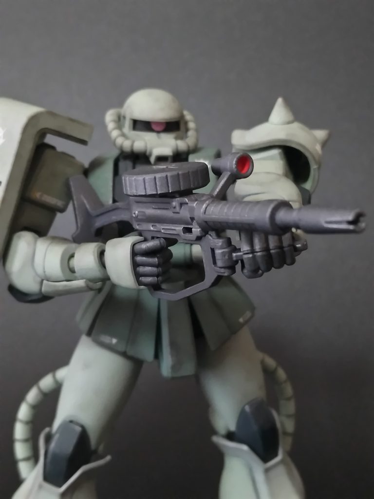 へへっ怯えていやがるぜ、このMSはよ。ザクマシンガンの後ろがかなり腕に干渉して前腕がよく抜ける…