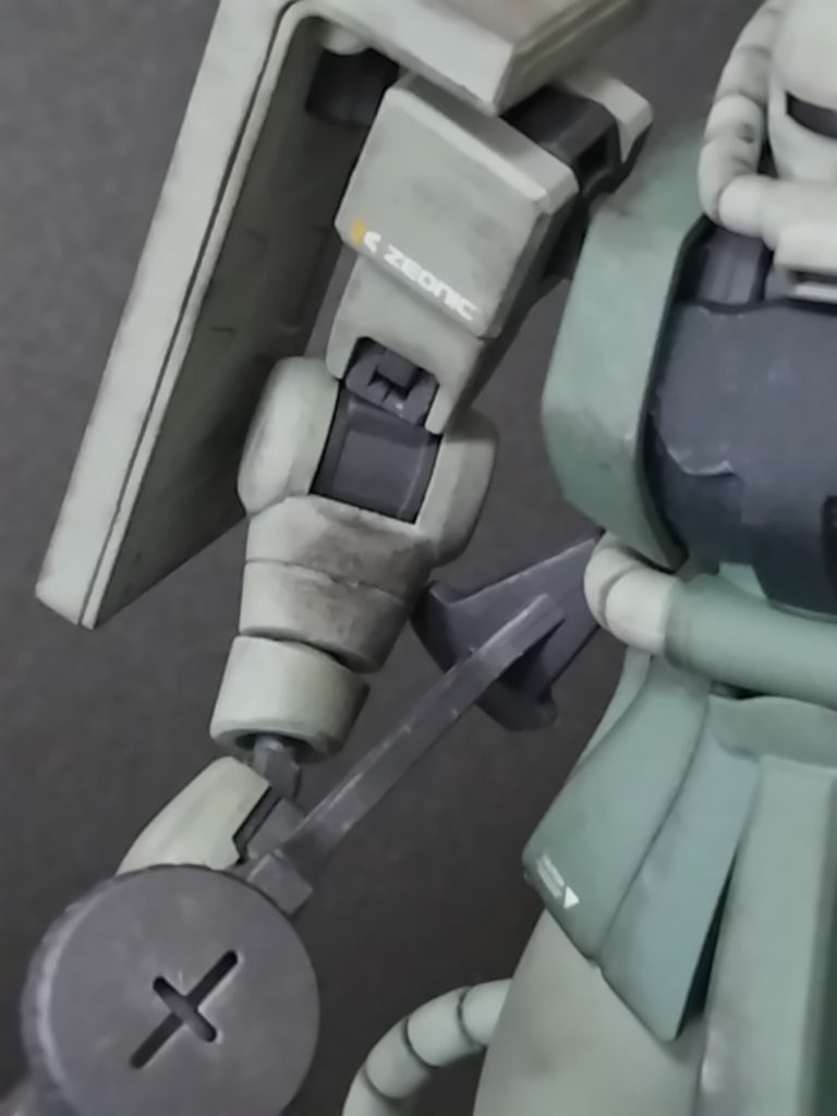 前腕はマシンガンやバズーカとよく干渉するため、ガッツリ汚しています。バズーカを担ぐ肩も同様。閲覧いただきありがとうございました！