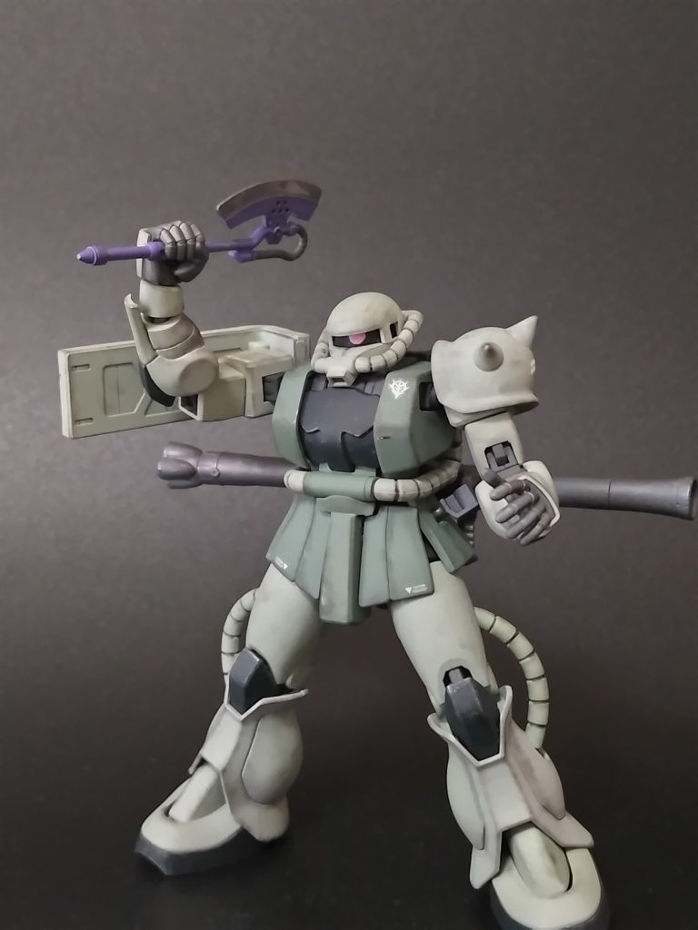 ヒートホークを振りかぶって。滅茶苦茶に塗膜を持っていきますが汚しの一環と思えば気にならないのでヨシ。