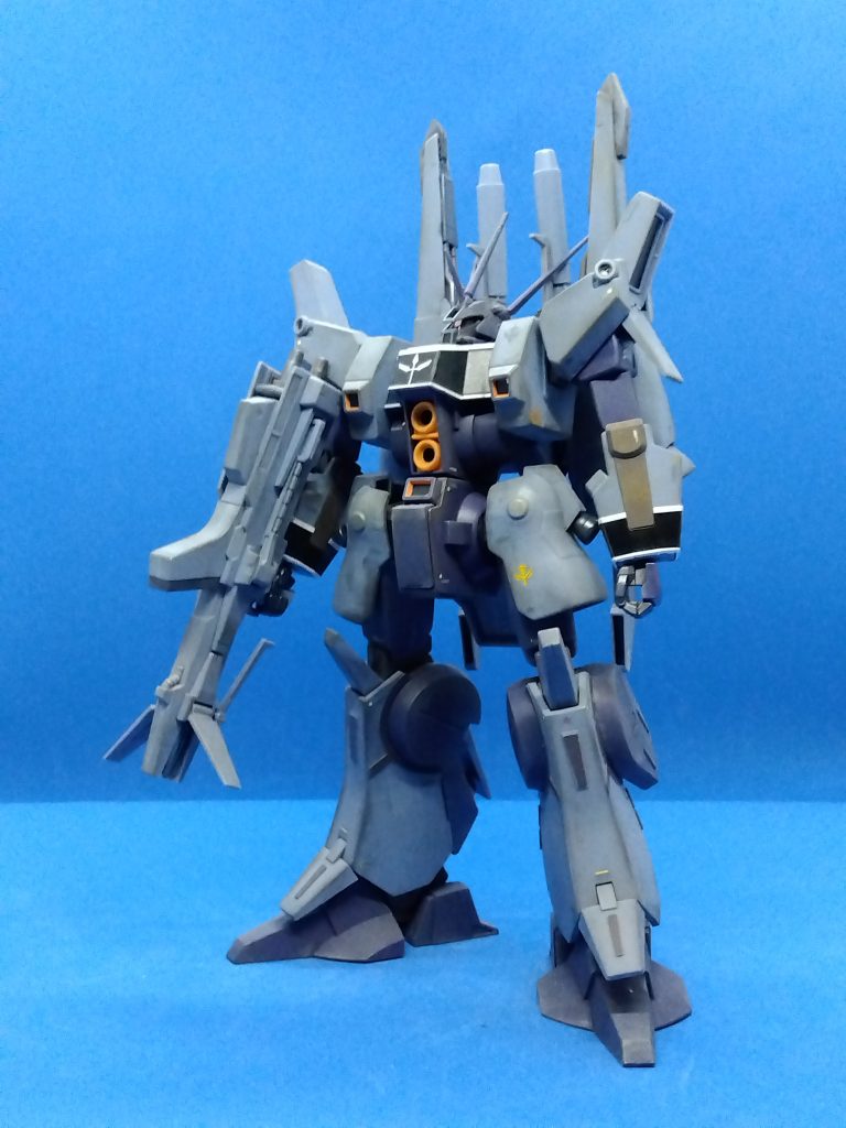 「劇中」と言うよりロービジとくたびれた感じのする仕上がりを目指しました。でも、やっぱり鮮やかな緑色にしたかったなとも思ったり。