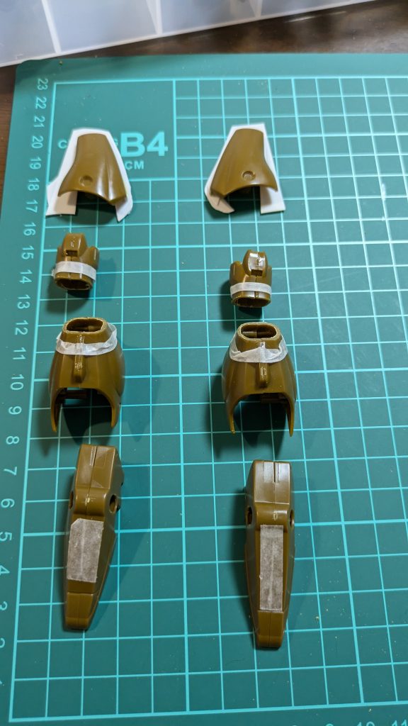 大腿部が細いのと、スネが短いのが気になるのでパーツ分割です