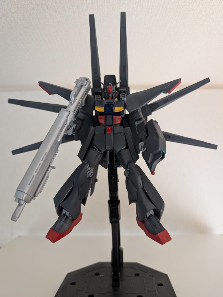 正面。主に肩とバックパック、武装を改造してます。肩はもとのニューガンダムの肩にナラティブA装備のスラスターを被せてパテを盛りました。ビームライフルはニューガンダムHWSのライフルとバズーカを半分に切って繋げてます。頭部も内側のアンテナを切って、ヘルメットの横にパテを盛って大きく見えるようにしてみました。