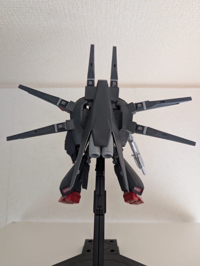 背面。バックパックはBB戦士のデルタプラスに付属していたベースジャバーをベースにHWSのシールドの増設されてるパーツと、プラ板で箱組みしたファンネルラックをつけて、そのへんにあったでっかいボールジョイントでニューガンダムのバックパックに繋いでます。ファンネルは横に連結するための出っ張りと穴を切ってパテで埋めてあります。