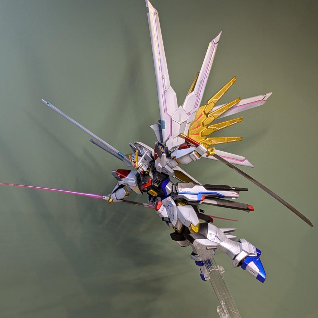 刀はメッキ調に仕上げました。