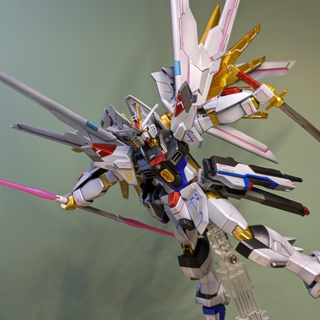 すべて塗り分けしホワイトはグラデをかけてからパールホワイトで重ね塗りし他のプレミアムカラーと色彩を合わせました。