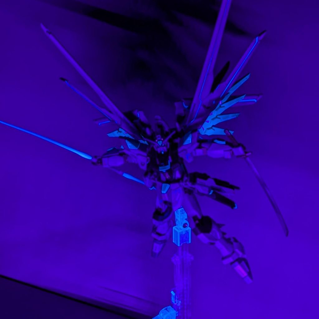 蛍光塗料を塗り分けし分かりづらいですが、細部まで塗り分けしました。ありがとうございました。