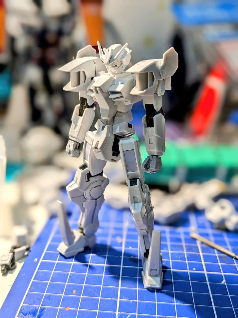 ナドレをベースに改造を始めました。腕を1ミリ短縮、首を２ミリ短縮、襟を高くし顔を少し埋めるような印象に。