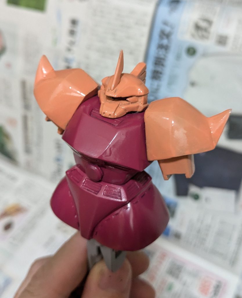 カラーは当初ガンダムカラーのシャアレッドとピンクを塗ったんですが胴体の色がクドかったんでパステル調になるように塗り直し