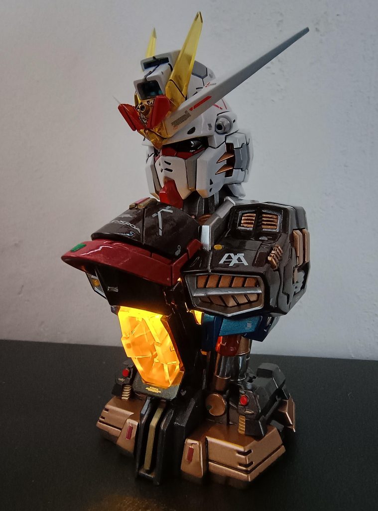 光ってないとツインアイが暗い。