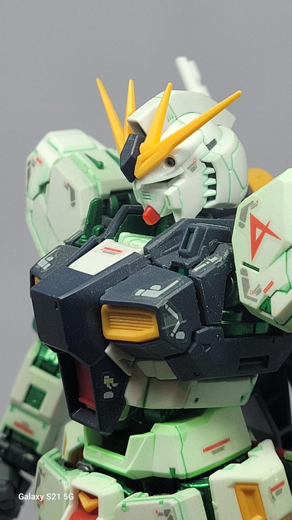 エアブラシで、蛍光グリーンを塗ってから全体にシャインシルバー吹いて、光ってる感じにしてみたけれど、よく分からない…