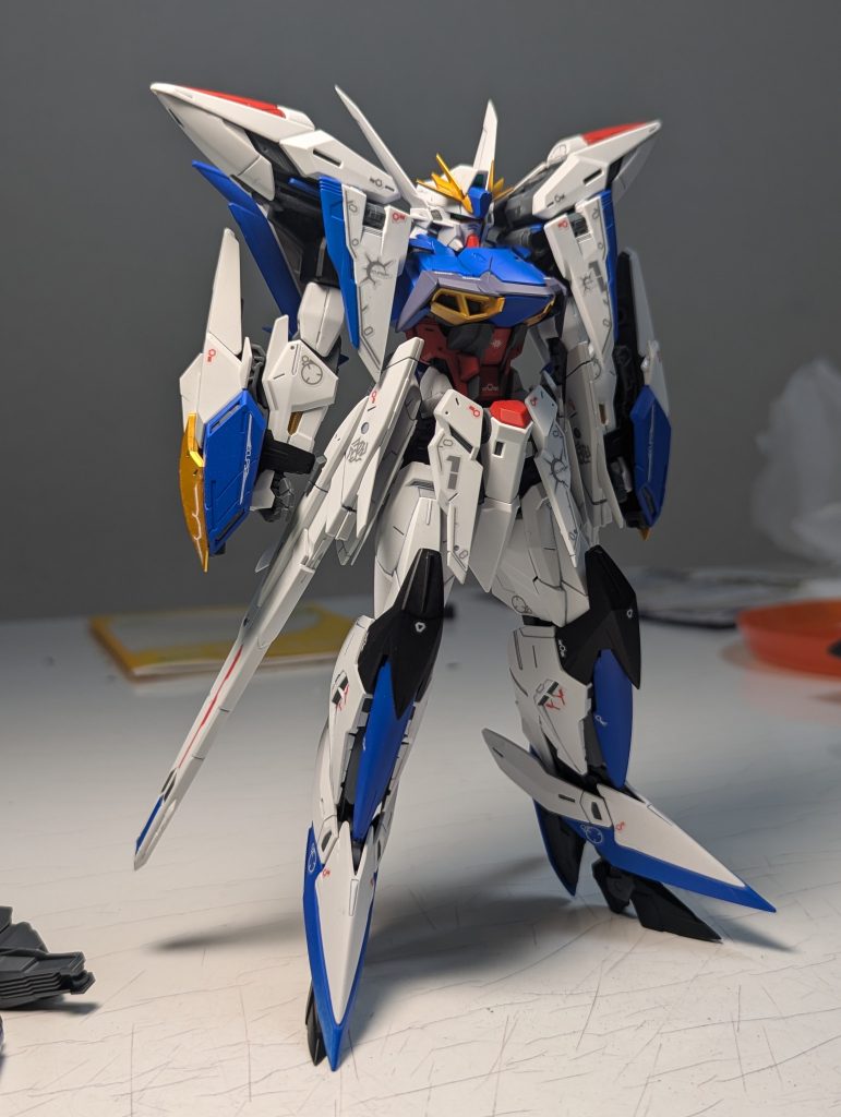 通常なら自立可能。足だと思ってたのは装甲でした・・・