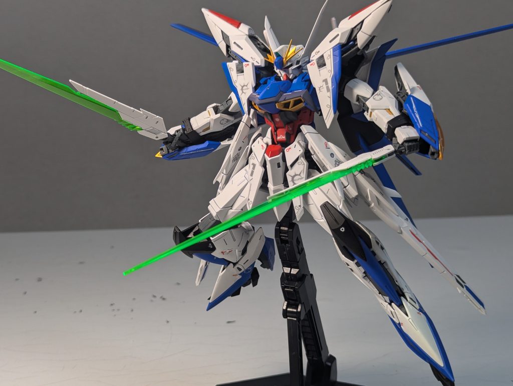 ビームライフルがサーベルの鞘がわりなのがカッコいい！