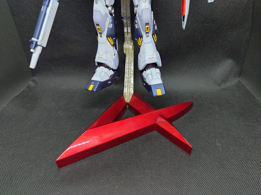 スタンドの土台 成型色は黒でしたがイメージが合わないので赤のキャンディー塗装して表面はコンパウンドで磨きました。