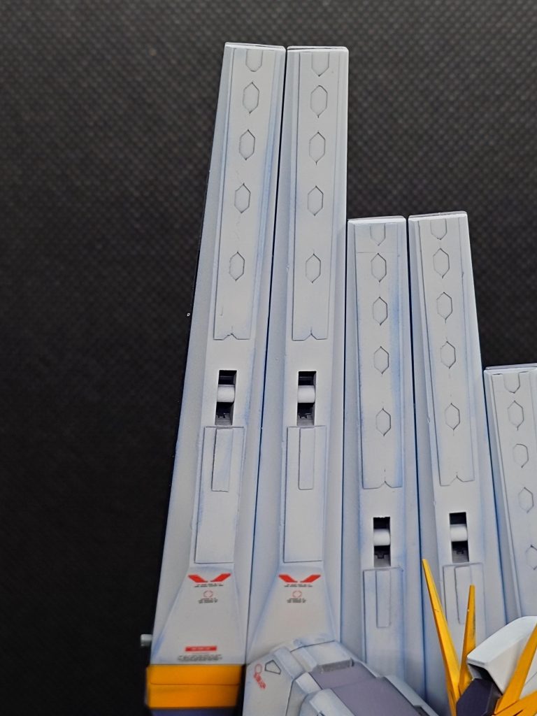 フィンファンネルのデザインは四苦八苦!何度も彫ってはパテでやり直しを繰り返し最終的にはプラ板を切って貼り付けで妥協しました。ここが唯一の不満点