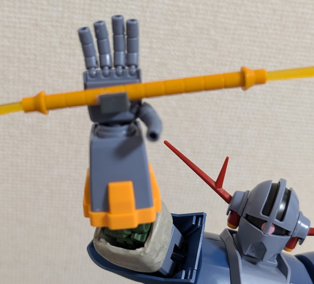 ビームサーベル(ナギナタ)のグリップ部分に、受けて部品を付けて保持出来るようにしてます。