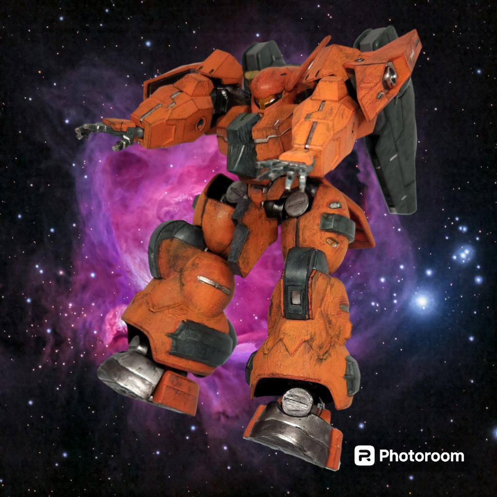 てことで自作小説「地球脱出して300年。輸送艦に拾われたゲーマーなあたいは格納庫の置物だった機体に乗って色々やってたらエース扱いになってました。」より主人公機グランシード(またはグランドロア)でした!グランシードとグランドロアは諸事情(書き分けめんどい)により大きさが違うだけで見た目は変わりません。前々からリックディアスやドム、サーペントカスタムでのミキシングを考えてましたが、物も腕も無いので現在のキットでリデザイン、やっと完成しました。塗装が適当なのは設定通り。手抜きじゃないよ?テストタイプで誰にも扱えなかったから格納庫の置物だったからだよ? 以上、したらな!