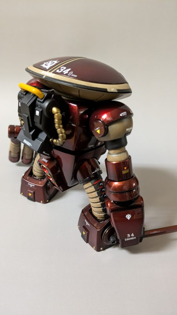 カカトのメタルパーツが気に入ってます。見えづらいけど。ゴールドやブラックの塗り分けはサフやグラデーション下地をマスキングしてそれぞれ残した形になります。塗装は全体ブラックサフ→マスキング→ゴールドでグラデーションと内部フレーム等→キャンディ塗装ベージュ部分はタミヤのバフにグラウンドブラウンでウォッシングしてます