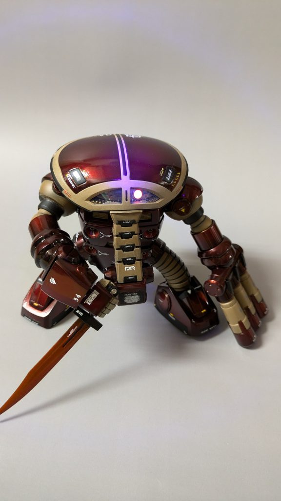 ナイフの逆手持ちが好きで腕を長くしました。丁度良いバランスになったと思います。腕は増設したので二関節あるんですよね。初期のベロウズリムだと思って頂ければ目はクリアピンクにuvをかけました。光ります