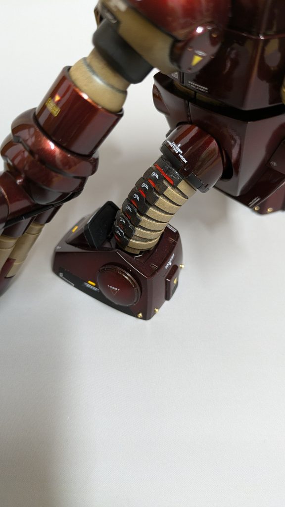 写真にするとスキが無くなる感じがするので足の情報量増やすのが好みです。オシャレは足元からと言いますし。追加装甲は忍者の名残です