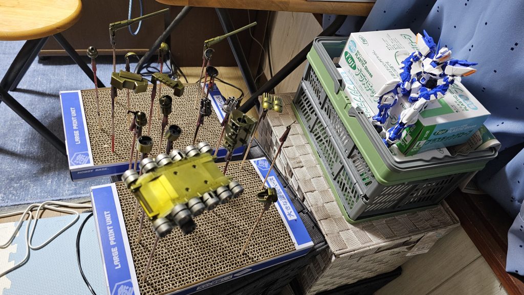 パーツが大きいので塗るのはわりと楽でしたが、下半身が大きすぎて棒が折れるかと思いましたwwナイチンやクシャのときもそうですが体感大きくて比較的凸のない平面のパーツほど光沢がつけずらい印象にありますね…