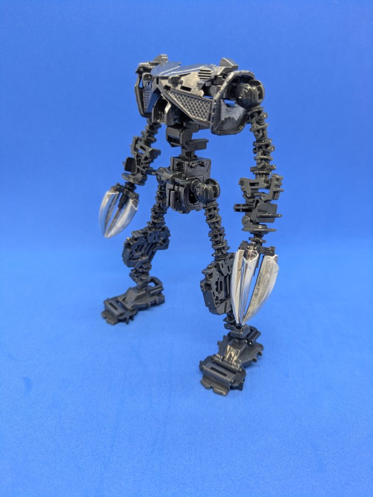 フレームだけの状態。腕と足は蝶番のような関節を互い違いに複数組み合わせることで、いろんな方向にグニャグニャ曲がるようになっています。アドバンスドMSジョイントはABS製で迂闊に塗装できないのでそのままで、PSのパーツのみガンメタで塗装しました。アドバンスドMSジョイントの成形色が結構黒いので、思ったより色に差が出ませんでした。ご覧いただきありがとうございます。