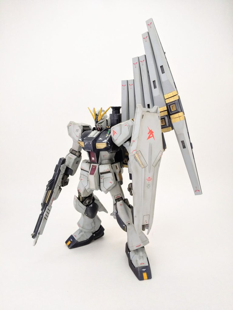今回新たに作ったνは、サザビーと合わせてHG。ブンドドでグニグニ動かすにはやっぱRGよりこっち。