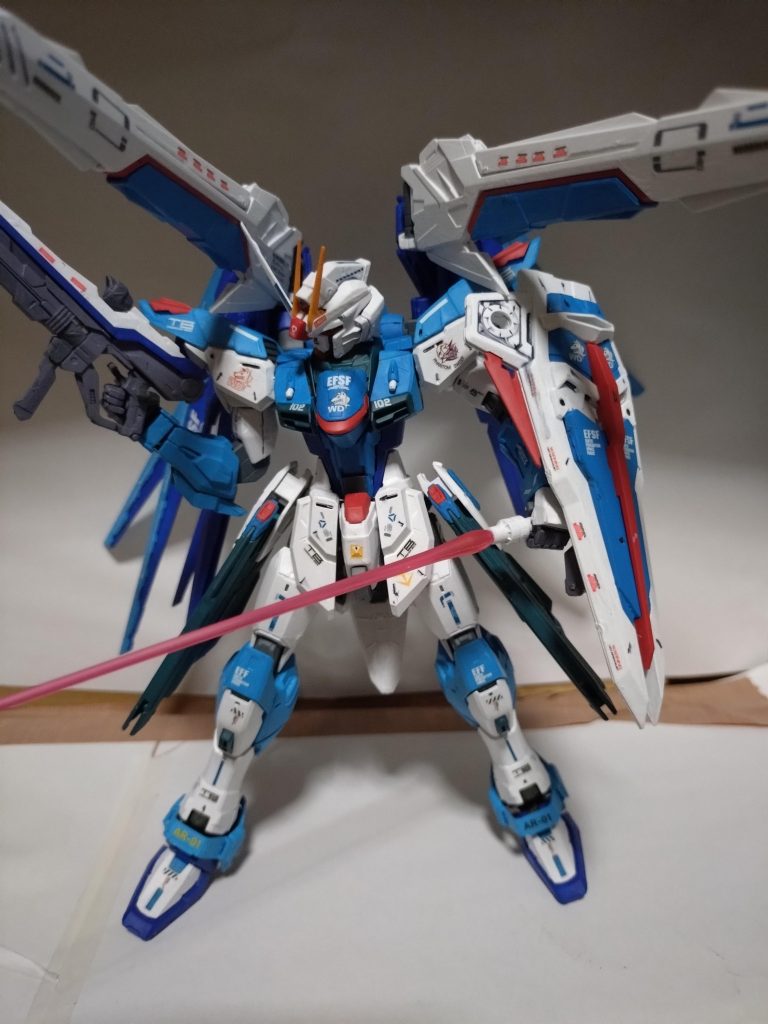 フリーダムガンダムは、特に拘りも無く、なんとなく全体のカラーバランスを考えて全塗装しました。