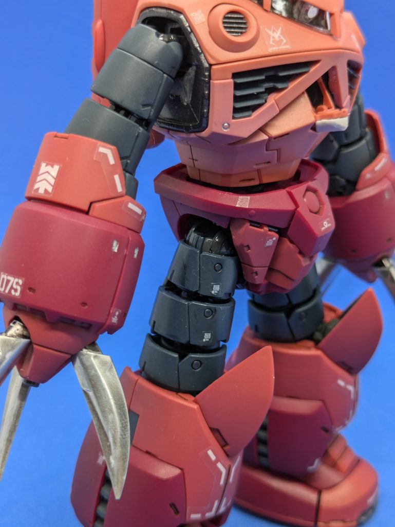 コクピットハッチオープン。RG定番のギミックですが、中にパイロットはいません。サイズの都合上結構小さいパーツなので、開けるのは結構大変です。