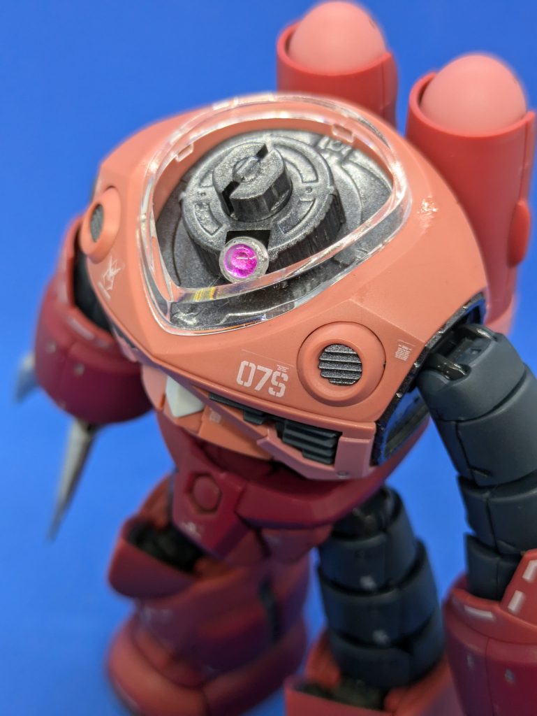 頭部のカバーを外した状態。モノアイは360°回転し、上下にも多少スイングできます。モノアイ部分はシールではなく、基部をメタリックピンクで塗装した後、クリアパーツをはめ込んでいます。