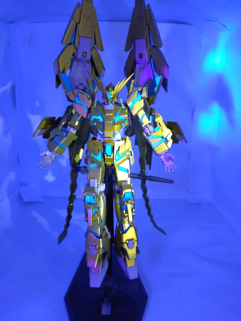 リアアーマーの懸架箇所に、プラ板にて、シールド懸架ブースをスクラッチして、ビームマグナムを付けてあります。「飛ぶ！ビームマグナム」です。（あまりのパーツを使いたかっただけです。（笑）