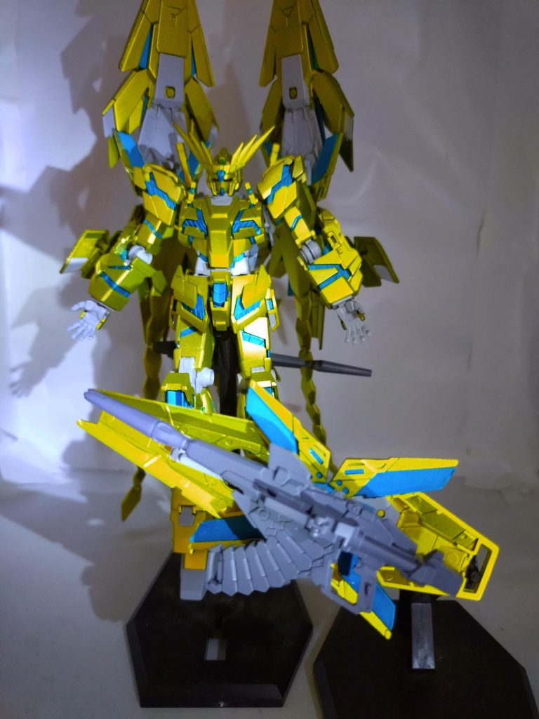 飛ぶビームマグナムです。想像をお願いいたします。ついでに、余っていた、弾倉を付け足しまして。10発まで撃てるはず… 以上です。ご覧いただきありがとうございます。