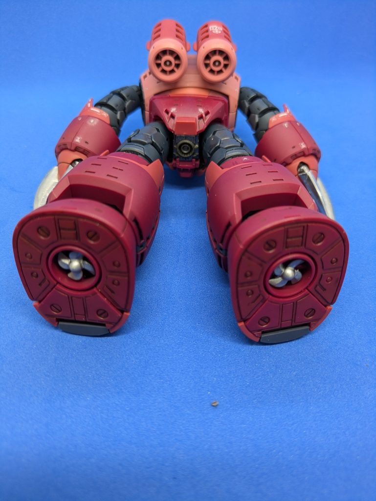 背面下から見た状態。足とバックパック内にあるスクリューは、アルミシルバーで塗装しました。スタンドジョイントを使えばアクションベースに取り付けられますが、私の場合個体差か分かりませんが、スタンドジョイントがすぐ外れるので、アクションベースは諦めました。