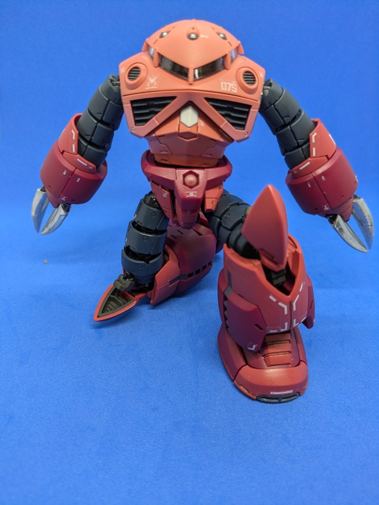 膝立ち。ジャブローのときにこんなポーズがあった気がします。腕と足には一応肘や膝にあたる関節があり、曲げると連動して装甲がスライドするギミックがあります。