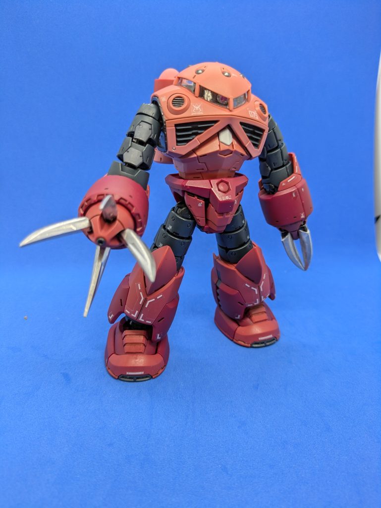 4本爪バージョン。手持ち武器がないため、付属品はこの4本爪用のパーツとスタンドジョイントくらいです(あとシャアのちっこいフィギュア)。クロー部分は簡単に付け替えできますが、爪を移植する必要があるので換装は意外と面倒です。