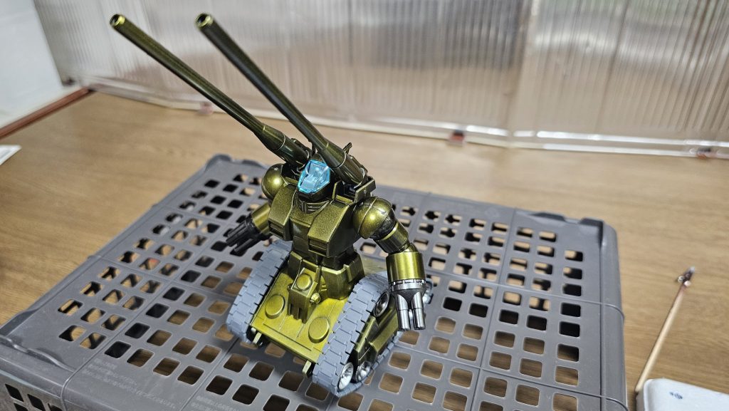 うまく光沢が出なかった部分は反射しない只のメタリックイエローに、下半身がそうですね。