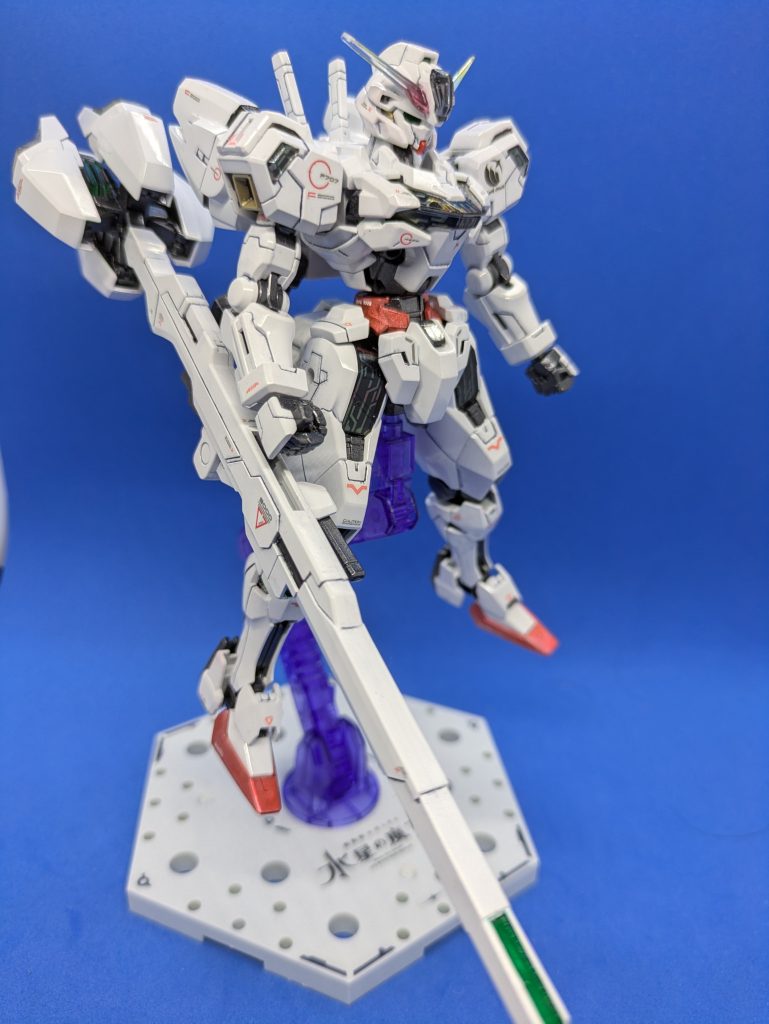 素立ち状態。バリアブルロッドライフルを持たせると背中側が重くなり後ろにコケやすくなるため台座を使っています。キットに簡易台座が付属しますが今回は使っていません。代わりにアクションベース5水星の魔女仕様を使っています。