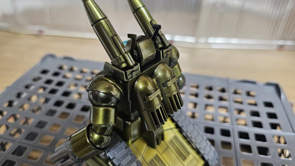 鏡面もかろうじて出来てます。手前のバックパックにピース✌が移りこむ程度にはなってます。