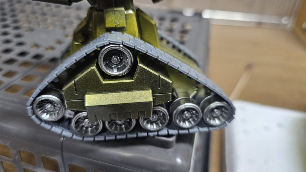 メインはメッキからのクリアイエローですが、タイヤ部分はミラークロームのままでメッキ塗装。