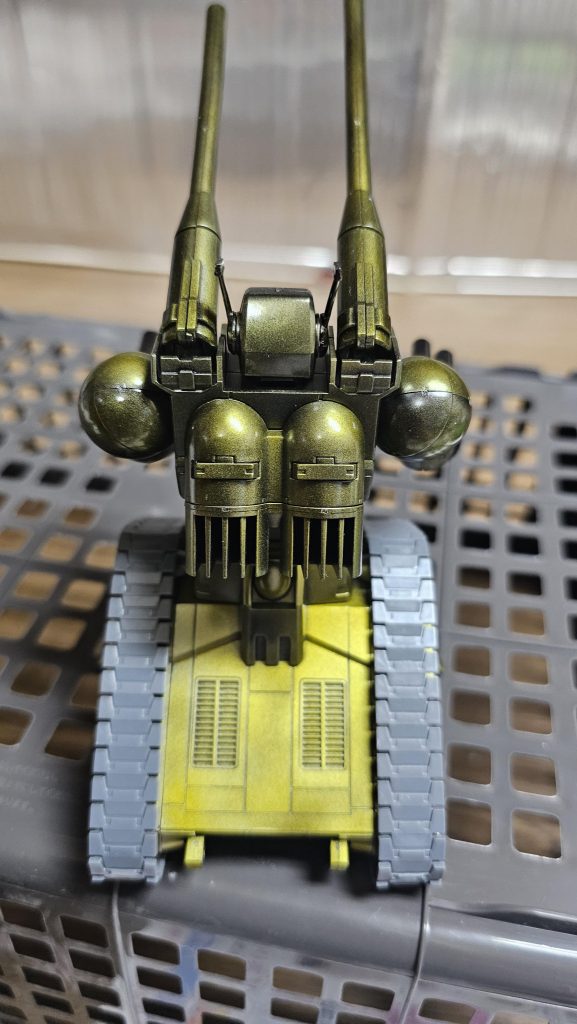 肩とバックパックはかろうじて成功かもです。やや黒いのは、メッキを下地の黒が見える程度に薄く吹いているためです。風化っぽく見える原因でもありますw